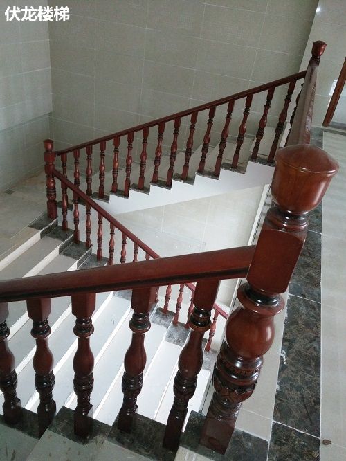 乐东实木扶手栏杆案例21_楼上围栏整体安装效果图