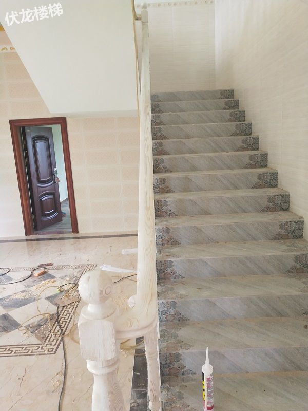 三亚崖城客户案例-水曲柳白色擦金实木楼梯扶手和护栏安装效果图