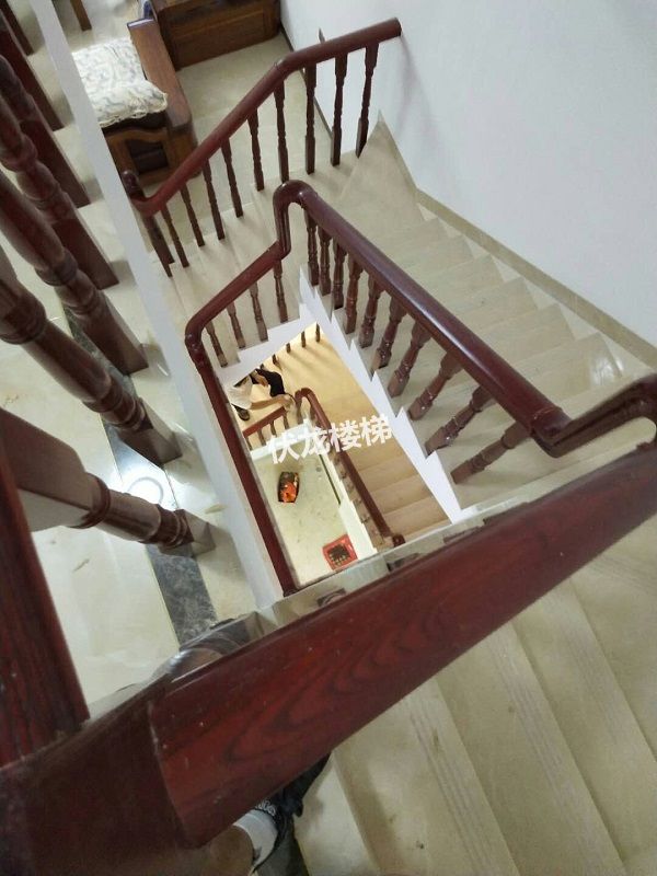 三亚市实木楼梯扶手安装效果_泰国橡木实木扶手