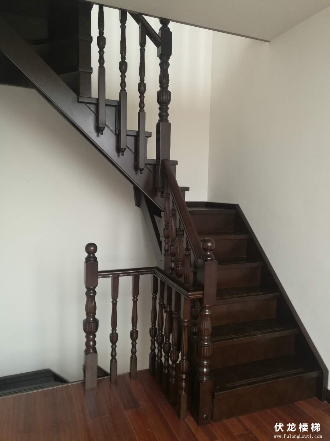 【产品9】实木整体楼梯