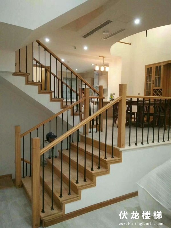 【产品5】原木色扶手+铁艺楼梯护栏展示
