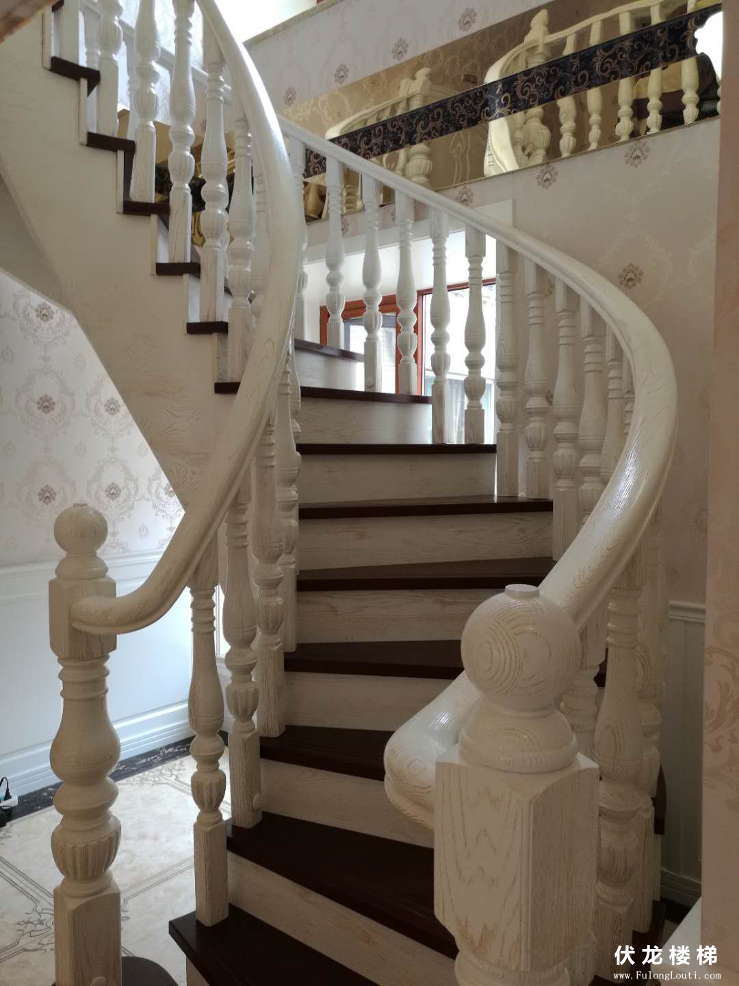 【产品5】复式弧形整体楼梯扶手